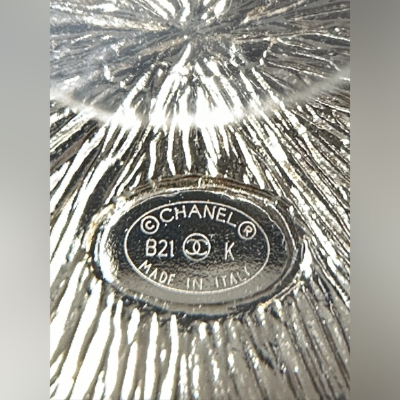 2021K CHANEL GOLD CC LOGO ROUND PEARL AND BLACK LEATHER INTERWOVEN STUD EARRINGS - Picture 8 of 15